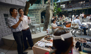 Chợ ‘ve chai’ cuối tuần giữa lòng Sài Gòn